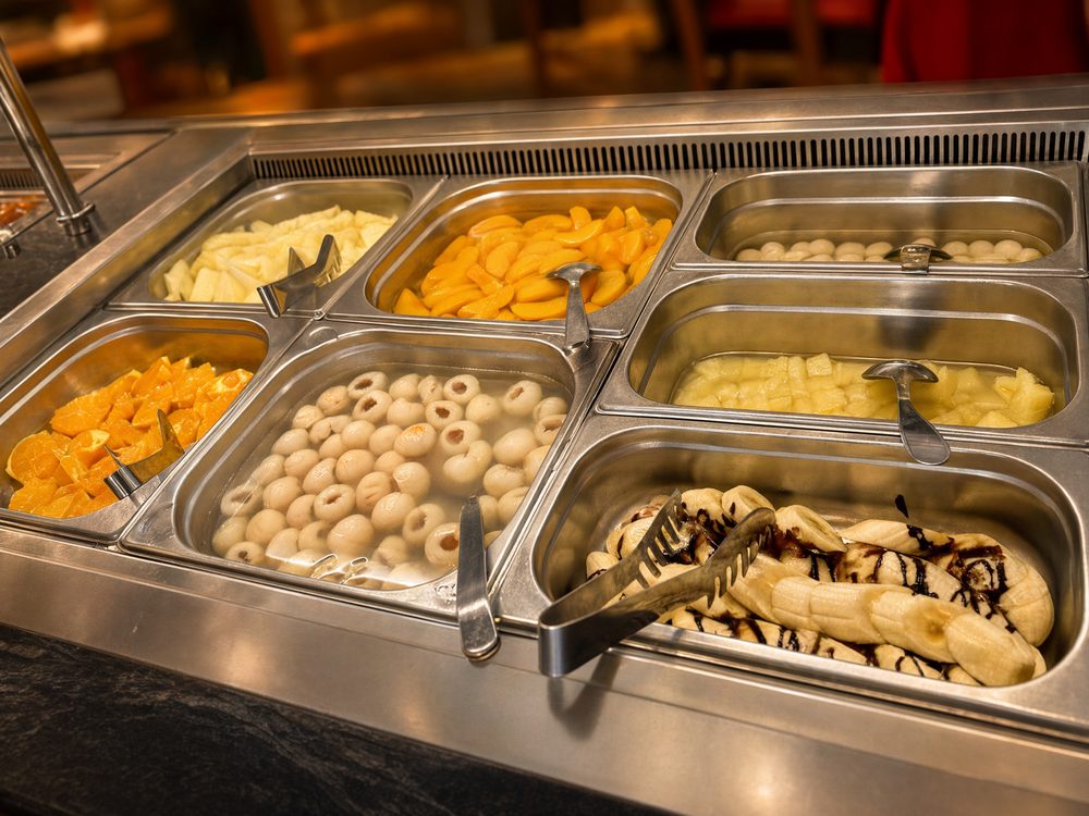Obst und Desserts: Pfirsich, Litschi, Ananas und Banane mit Schokolade