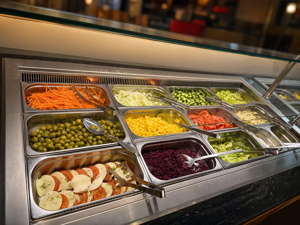 Salatbuffet mit Rohkost, Oliven und Tomaten