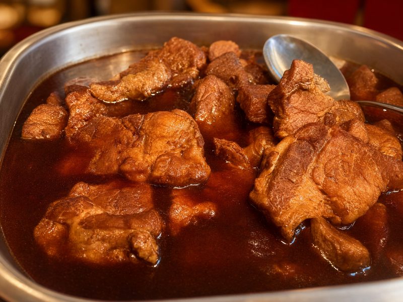 Geschmortes Schweinefleisch in dunkler Sauce